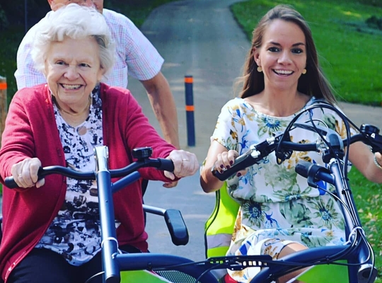 Joke fiets met haar oma Joke fietst met oma
